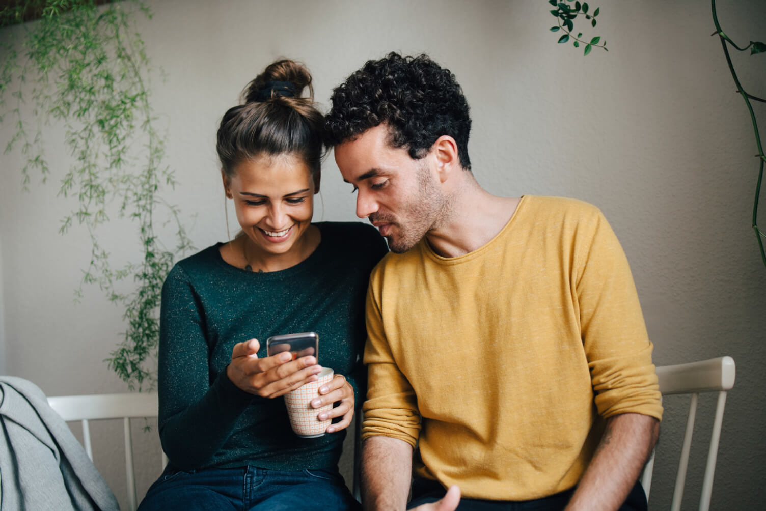 Pareja viendo un celular